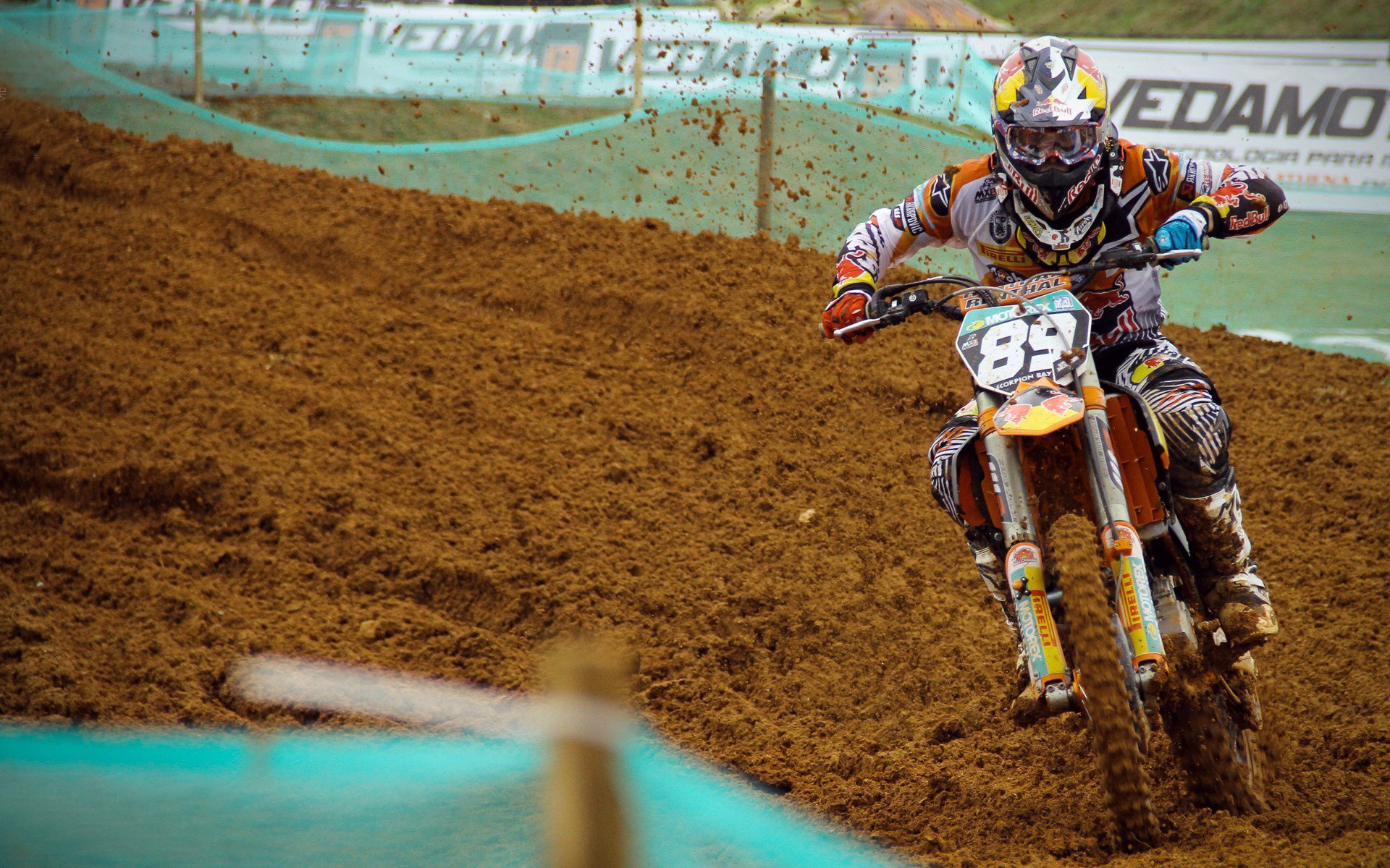 赛道上的王权更迭，诺里斯率迈凯伦鏖战力克阿斯顿马丁